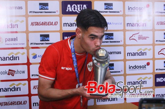 Pemain Timnas U-19 Indonesia Jens Ravan mencium piala pertama untuk Indonesia di ASEAN CUP U-19 2024. 