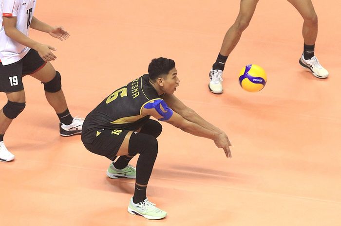 Outside hitter tim Indonesia, Krisna, melakukan dig saat tampil dalam pertandingan menghadapi Iran di semifinal Kejuaraan Voli Asia U-20 2024 di Surabaya, Jawa Timur, 29 Juli 2024.