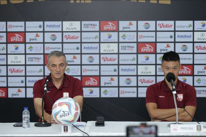 Pelatih dan Pemain Persis Solo, Milomir Seslija dalam konferensi pers jelang laga semifinal Piala Presiden 2024, Selasa (30/7/2024).