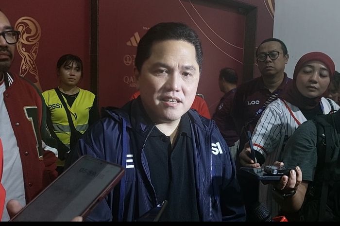 Ketua Umum PSSI, Erick Thohir, saat memberikan keterangan kepada awak media di Stadion Gelora Bung Tomo, Surabaya, Senin (29/7/2024) setelah Timnas U-19 Indonesia meraih gelar juara ASEAN Cup U-19 2024.