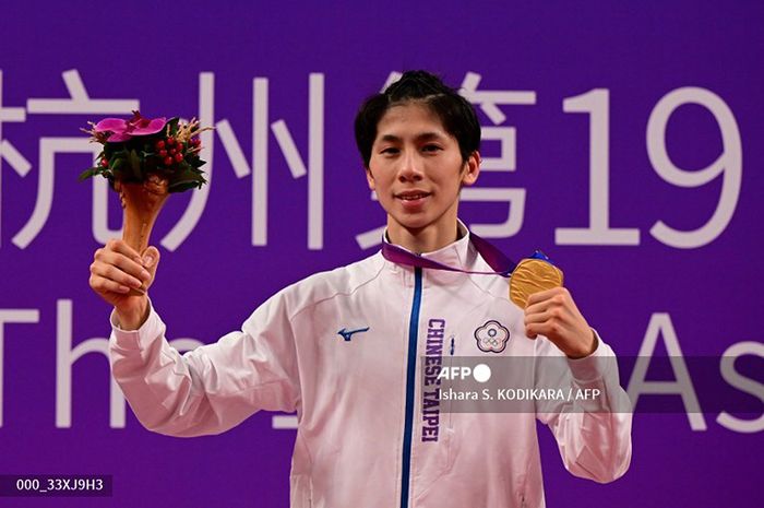 Petinju Taiwan, Lin Yu Ting, berpose dengan medali emas kelas 54-57kg putri Asian Games Hangzhou 2022. Lin menjadi 1 dari 2 petinju yang disorot partisipasinya di Olimpiade Paris 2024 karena pernah dinyatakan laki-laki dalam tes kelamin. 