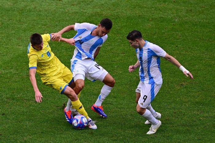 Timnas Argentina U-23 sukses memecundangi Ukraina dengan skor 2-0 pada laga pamungkas Grup B Olimpiade Paris 2024 dan berhak melaju ke perempat final.