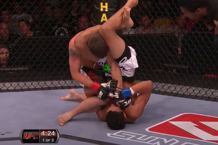 Charles Oliveira langsung memamerkan aksi mengunci lawan yang keren saat mengalahkan Darren Elkins dalam debutnya di UFC pada 1 Agustus 2010 di San Diego.