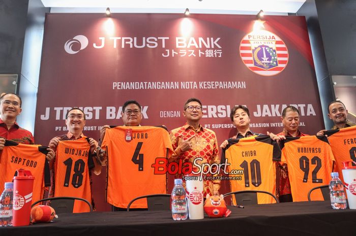 Direktur Persija Jakarta, Mohamad Prapanca, sedang berfoto dengan sejumlah petinggi J Trust Bank sebagai bentuk kerja sama sponsor di Persija Store, Kuningan, Jakarta, Rabu (31/7/2024).