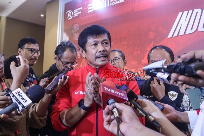 Pelatih timnas U-19 Indonesia, Indra Sjafri, sedang memberikan keterangan kepada awak media di Plaza Mandiri, Jakarta, Rabu (31/7/2024).