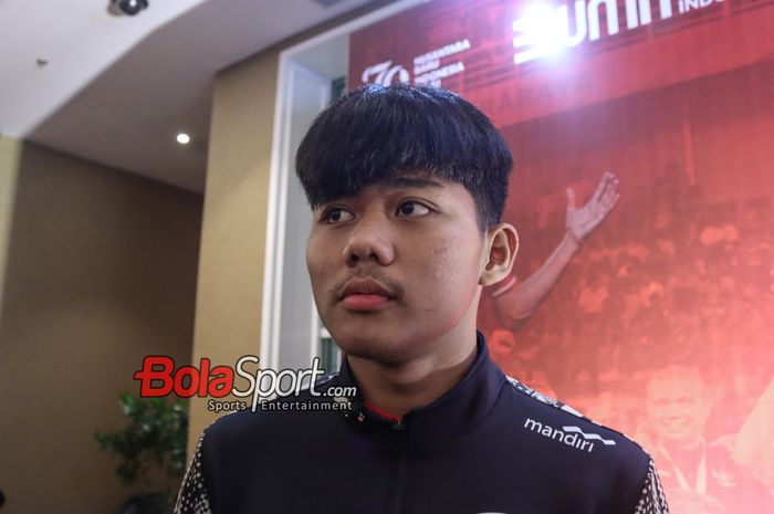 Pemain timnas U-19 Indonesia, Arkhan Kaka Putra, sedang memberikan keterangan kepada awak media di Plaza Mandiri, Jakarta, Rabu (31/7/2024).