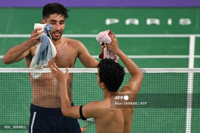 Tunggal putra Indonesia, Anthony Sinisuka Ginting, bertukar jersei dengan Toma Junior Popov (Prancis) pada laga terakhir babak penyisihan Olimpiade Paris 2024, Rabu, 31 Juli 2024