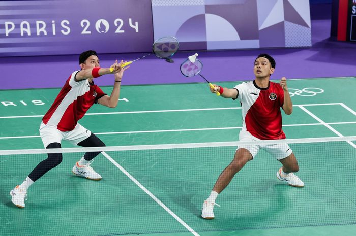 Aksi ganda putra Indonesia, Fajar Alfian/Muhammad Rian Ardianto pada laga terakhir penyisihan Grup C Olimpiade Paris 2024