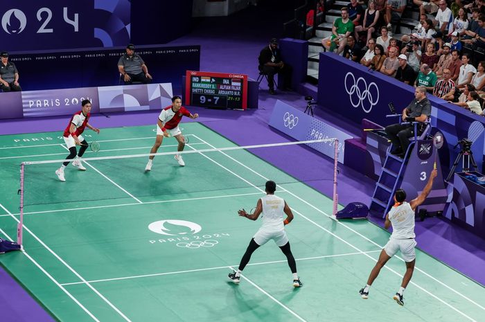 Suasana pertandingan antara ganda putra Indonesia Fajar Alfian/Muhammad Rian Ardianto dan wakil India Satwiksairaj Rankireddy/Chirag Shetty pada Olimpiade Paris 2024