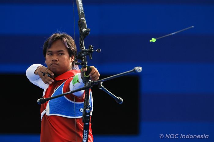 Pemanah putra Indonesia Arif Dwi Pangestu melepaskan anak panah ke sasaran  babak eliminasi 1/32 pada nomor recurve individu putra Olimpiade Paris 2024 di Esplanade des Invalides, Paris, Prancis, Selasa (30/7/2024).