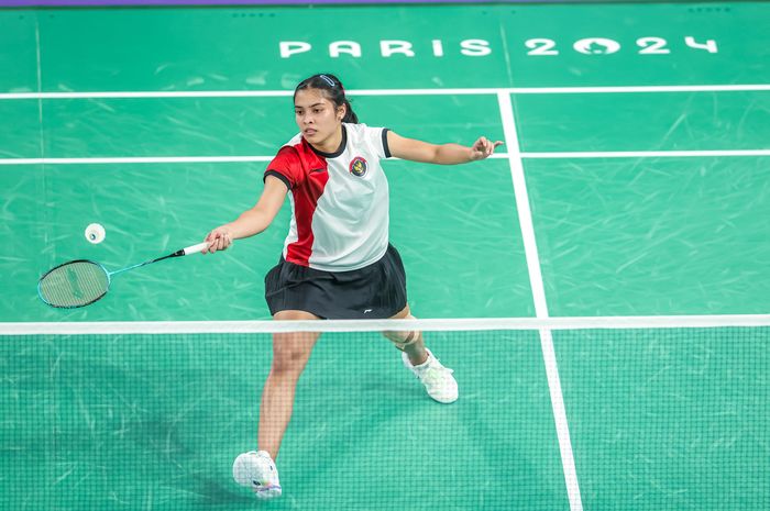 Tunggal putri Indonesia, Gregoria Mariska Tunjung, berusaha mengembalikan kok saat tampil pada babak penyisihan Grup G Olimpiade Paris 2024 di Paris, Prancis, 31 Juli 2024.