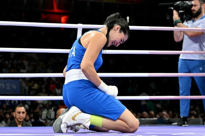 Luapan kesedihan petinju putri Italia Angela Carini yang harus mundur pada babak 16 besar 66kg Olimpiade Paris 2024, Kamis (1/8/2024)