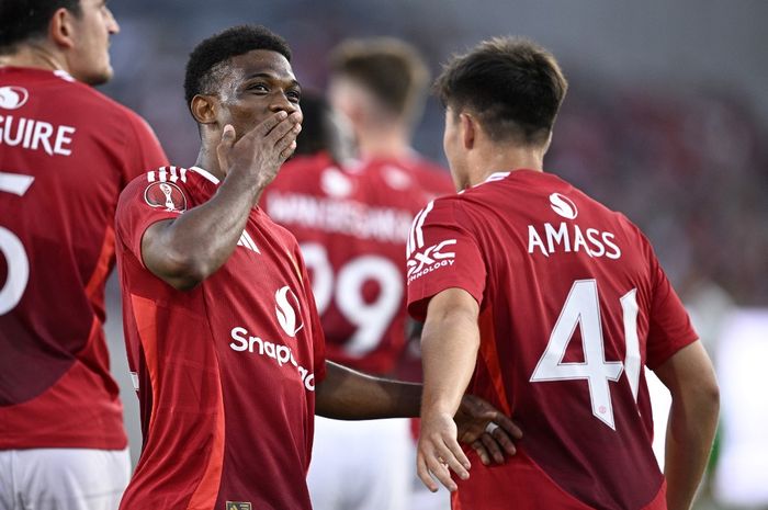 Amad Diallo dan Harry Amass tampil memesona dalam duel pramusim Man United saat mengalahkan Real Betis di San Diego (31/7/2024).