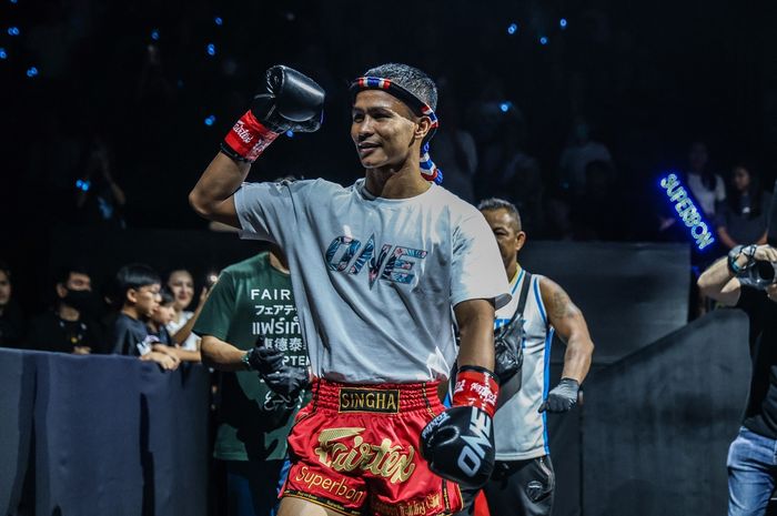 Juara interim kelas bulu kickboxing ONE Championship, Superbon Singha Mawynn.