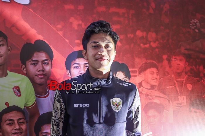 Pemain timnas U-19 Indonesia, Muhammad Kafiatur Rizky, sedang memberikan keterangan kepada awak media di Plaza Mandiri, Jakarta, Rabu (31/7/2024).