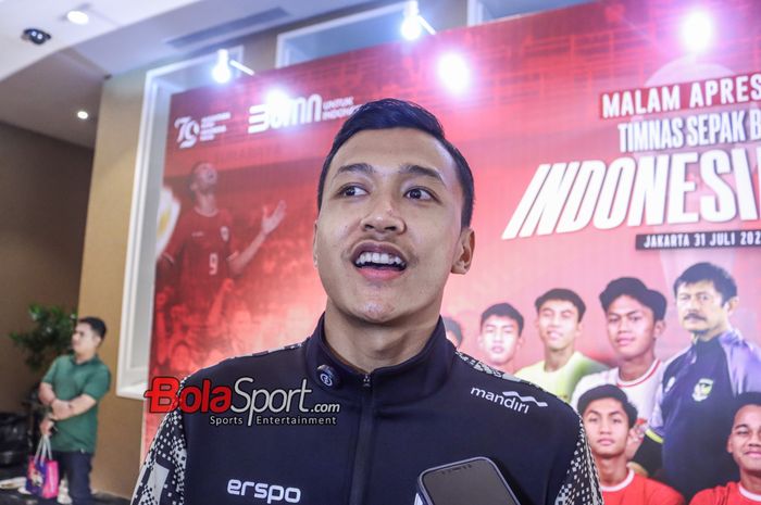 Pemain timnas U-19 Indonesia, Dony Tri Pamungkas, sedang memberikan keterangan kepada awak media di Plaza Mandiri, Jakarta, Rabu (31/7/2024).