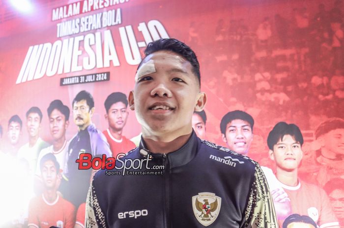 Pemain timnas U-19 Indonesia, Alfharezzi Buffon, sedang memberikan keterangan kepada awak media di Plaza Mandiri, Jakarta, Rabu (31/7/2024).