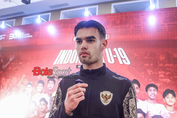 Pemain timnas U-19 Indonesia, Jens Raven, sedang memberikan keterangan kepada awak media di Plaza Mandiri, Jakarta, Rabu (31/7/2024).