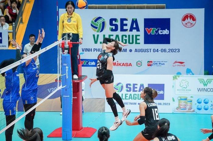 Outside hitter timnas voli putri Thailand, Thanacha Sooksod melepaskan spike saat menghadapi timnas voli putri Indonesia pada SEA V League 2023