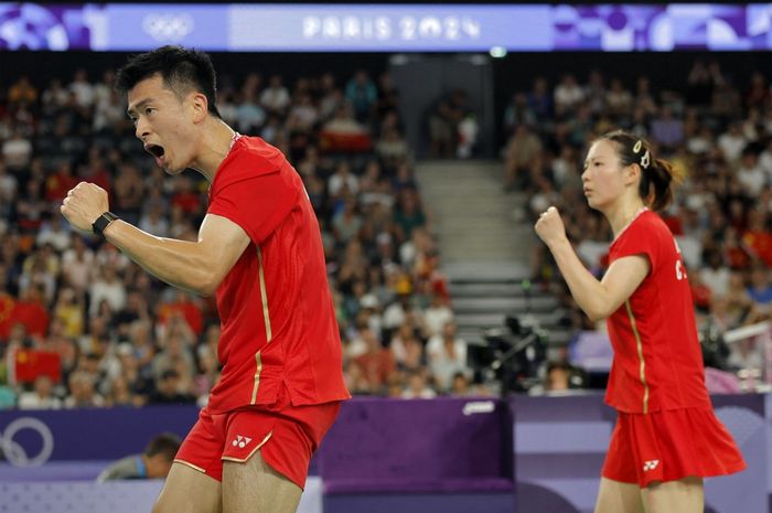 Pasangan ganda campuran China, Zheng Si Wei/Huang Ya Qiong, melakukan selebrasi setelah memenangi laga semifinal Olimpiade Paris 2024 di Porte de la Chapelle Arena, Kamis (1/8/2024).