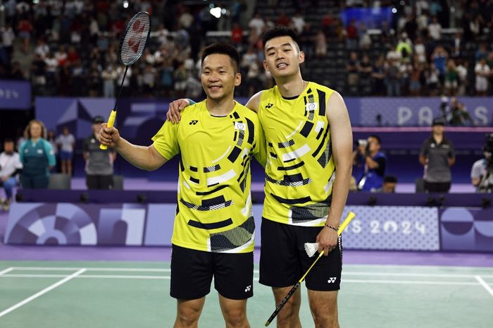 Pasangan ganda putra Taiwan, Lee Yang/Wang Chi Lin, berpose setelah memastikan diri ke final Olimpiade Paris 2024 seusai laga semifinal di Porte de la Chapelle Arena, Jumat (2/8/2024).