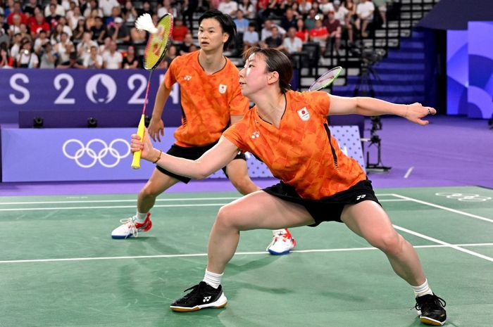 Pasangan ganda campuran Jepang, Yuta Watanabe/Arisa Higashino pada perebutan medali perunggu Olimpiade Paris 2024 di Porte de la Chapelle Arena, Jumat (2/8/2024).