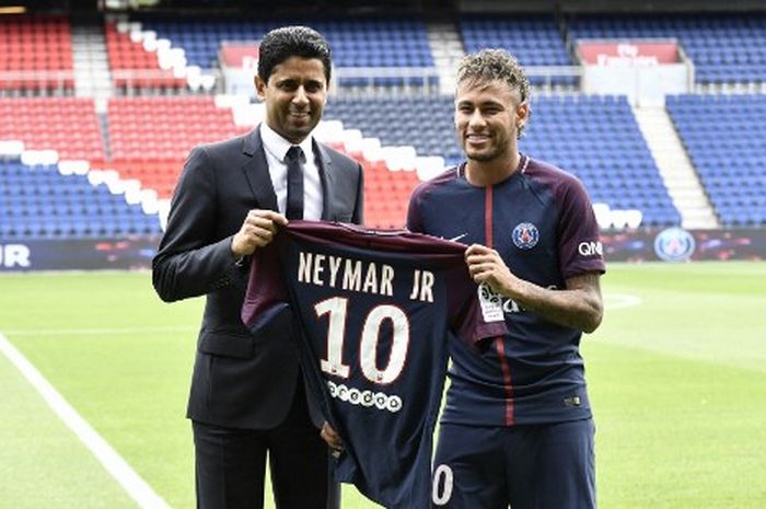 Kepindahan Neymar dari Barcelona ke PSG pada 3 Agustus 2017 mengukir rekor transfer termahal di dunia dengan nilai 200 juta pound atau sekitar 4,1 triliun rupiah.