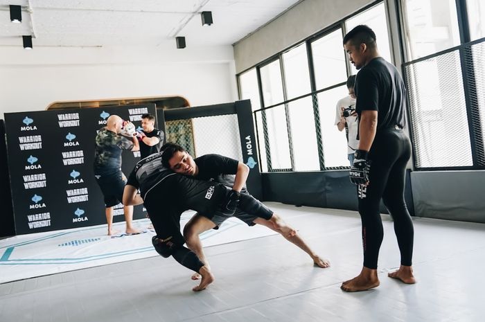 Jagoan UFC asal Indonesia, Jeka Saragih, membagikan tips pada para peserta acara Warrior Workout yang digelar oleh Mola pada Sabtu (27/7/2024) di Jakarta. 