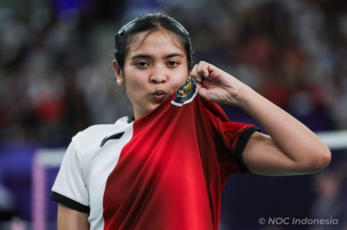 Pebulu tangkis tunggal putri Indonesia, Gregoria Mariska Tunjung, melakukan selebrasi seusai lolos ke perempa final Olimpiade Paris 2024 setelah berlaga di Porte de la Chapelle Arena, Prancis, Kamis (1/8/2024) waktu lokal atau Jumat (2/8/2024) dini hari WIB.