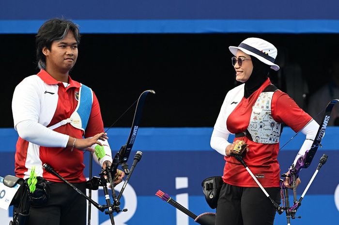 Diananda Choirunisa (kanan) dan Arif Pangestu dari Indonesia bertanding dalam babak penyisihan beregu campuran pada event panahan Olimpiade Paris 2024 di Esplanade des Invalides, Paris, Prancis, 2 Agustus 2024.