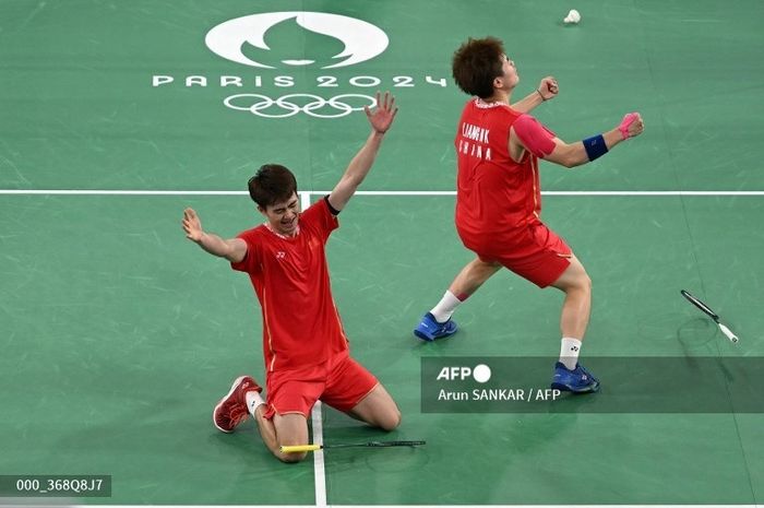 Ganda putra China, Liang Wei Keng/Wang Chang melakukan selebrasi usai berhasil meraih kemenangan pada semifinal Olimpiade Paris 2024, Jumat, 2 Agustus 2024