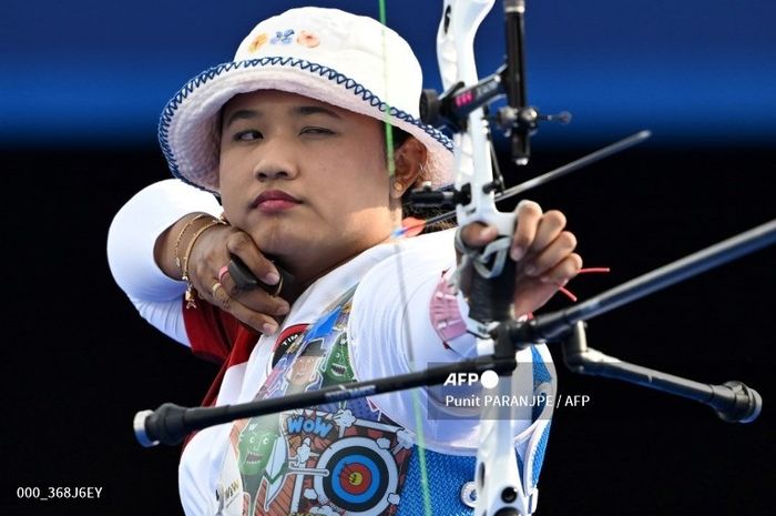 Pemanah putri Indonesia, Rezza Octavia, melepaskan anak panah pada babak penyisihan individual putri recurve, Kamis, 1 Agustus 2024