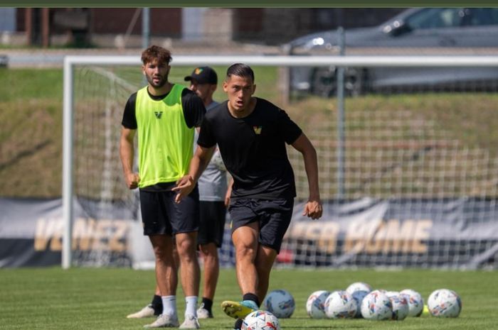 Venezia mengalahkan FC Utrecht, Jay Idzes tampil full sementara Ivar Jenner duduk manis di bangku cadangan dan calon pemain naturalisasi timnas Indonesia nyekor.