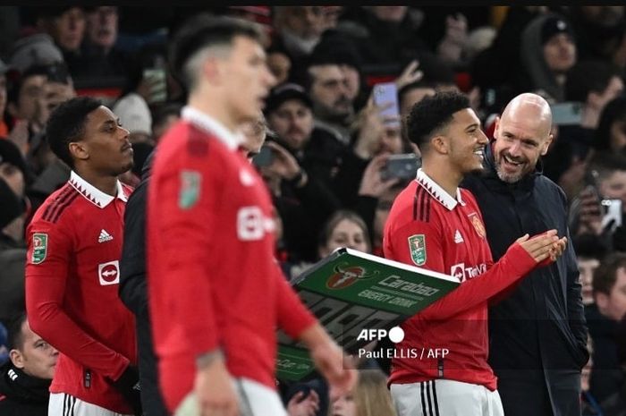 Erik ten Hag saat hendak memasukkan Jadon Sancho dalam duel Man United vs Nottingham di ajang Piala Liga Inggris (1/2/2023).