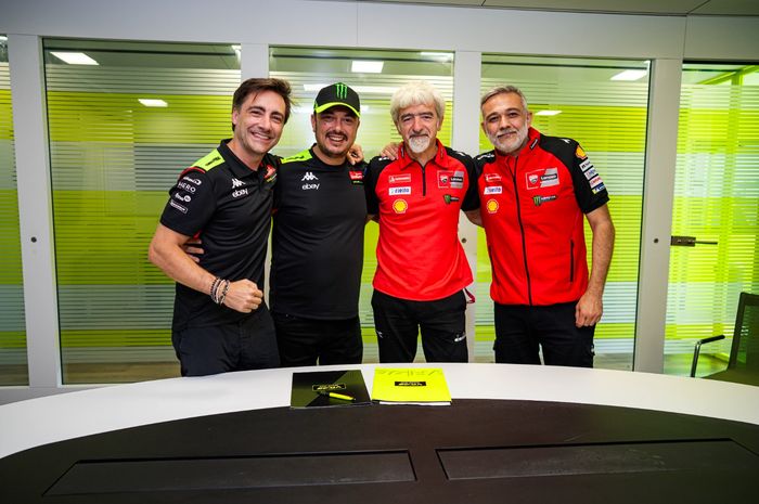 Perwakilan tim Pertamina Enduro VR46 dan Ducati Corse usai penandatanganan kesepakatan, Jumat (2/8/2024).