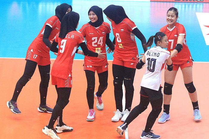 Tim voli putri Indonesia pada laga perdana SEA V League 2024 kontra Thailand di Vinh Phuc Gymnasium, Vietnam, Jumat (2/8/2024).