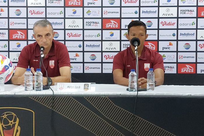 Pelatih Persis Solo, Milomir Seslija dan pemain Eky Taufik, saat menghadiri sesi jumpa pers jelang pertandingan melawan Persija Jakarta, Jumat (2/8/2024).