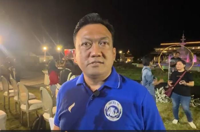 Manajer Arema FC, Wiebie Dwi Andriyas saat diwawancarai awak media di Pracima Tuin, Solo, Jumat (2/8/2024) malam WIB