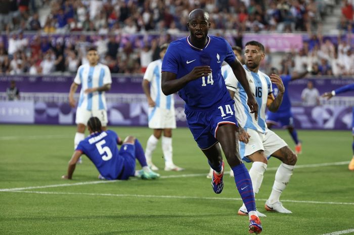 Jean-Philippe Mateta mencetak gol ke gawang Argentina dan berhasil membawa Prancis lolos ke babak semifinal Olimpiade 2024 di Stade de Bordeaux, Jumat (2/8/2024).