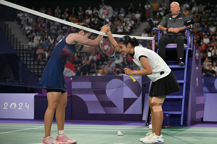 Pebulu tangkis tunggal putri Indonesia, Gregoria Mariska Tunjung, bersalaman dengan Ratchanok Intanon (Thailand) pada perempat final Olimpiade Paris 2024 di  Porte de la Chapelle Arena, Sabtu (3/8/2024).