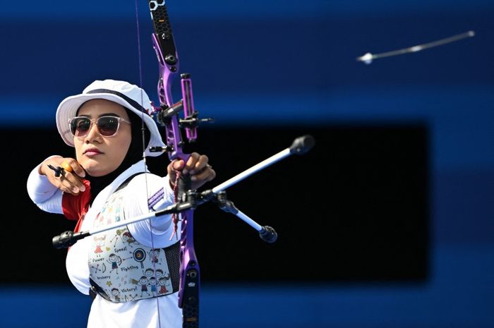 Pemanah putri Indonesia, Diananda Choirunisa, saat tampil pada lomba individual putri Olimpiade Paris 2024 di Esplanade des Invalides, Paris, 3 Agustus 2024. 