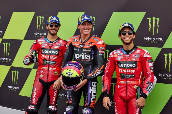 Dari kiri ke kanan, Francesco Bagnaia (Ducati),  Aleix Espargaro (Aprilia), dan Enea Bastianini  (Ducati) berpose setelah kualifikasi MotoGP Inggris 2024  di Sirkuit Silverstone, Sabtu (3/8/2024).