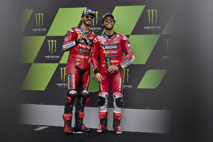 Dari kiri ke kanan, Francesco Bagnaia (Ducati),  Aleix Espargaro (Aprilia), dan Enea Bastianini  (Ducati) berpose setelah kualifikasi MotoGP Inggris 2024  di Sirkuit Silverstone, Sabtu (3/8/2024).