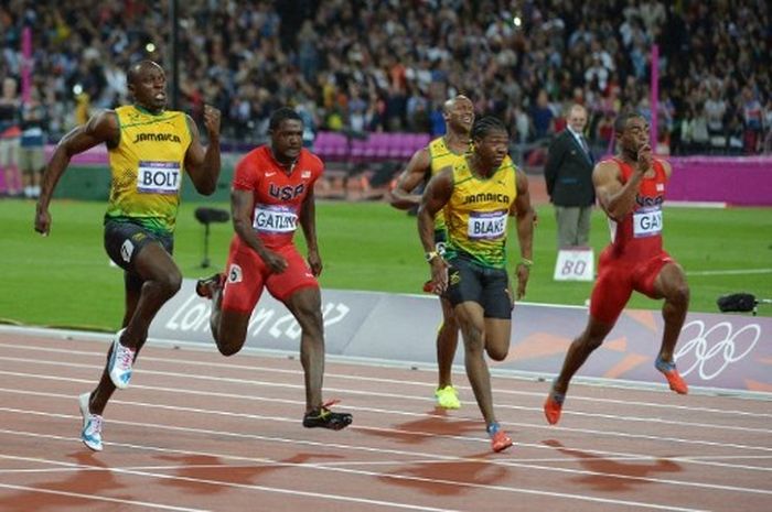Usain Bolt dan 2 pelari lainnya mencatatkan waktu di bawah 9,80 detik dalam lomba lari 100 meter di Olimpiade 2012, 5 Agustus 2012 di London Stadium.