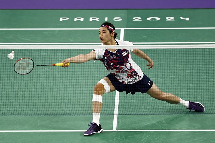 An Se-young dari Korea Selatan melakukan pukulan ke arah Akane Yamaguchi dari Jepang dalam pertandingan perempat final bulu tangkis tunggal putri selama Olimpiade Paris 2024 di Porte de la Chapelle Arena, Paris, 3 Agustus 2024. 