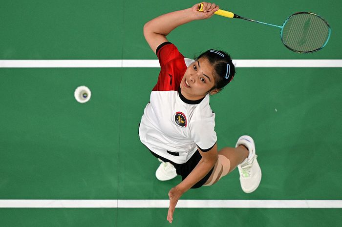 Tunggal putri Indonesia, Gregoria Mariska Tunjung, melakukan pukulan ke arah Ratchanok Intanon dari Thailand dalam pertandingan perempat final Olimpiade Paris 2024 di Porte de la Chapelle Arena, Paris, 3 Agustus 2024. 