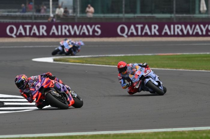 Marc Marquez (Gresini) saat melakukan towing atau membuntuti Jorge Martin (Prima Pramac) pada sesi Practice MotoGP Inggris 2024 di Sirkuit Silverstone, Inggris, Jumat (2/8/2024)