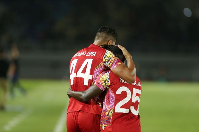 Selebrasi pemain Persis Solo, Ricardo Lima, usai mencetak gol ke gawang Persija Jakarta pada perebutan peringkat ketiga Piala Presiden 2024 di Stadion Manahan, Solo, Sabtu (3/8/2024).