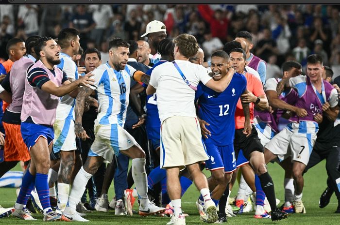 Kompatriot Lionel Messi, Nicolas Otamendi, ngamuk ke bek Prancis, Loic Bade, saat laga Prancis vs Argentina di Olimpiade 2024 rusuh.