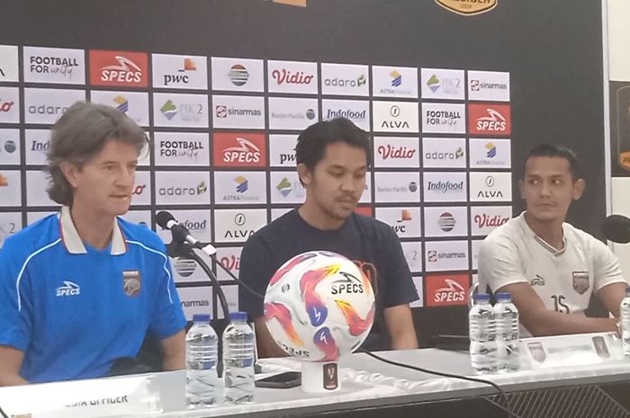 Pelatih Borneo FC, Pieter Huistra (kiri) bersama Leo Guntara (Paling kanan) dalam sesi konferensi sebelum laga final Piala Presiden 2024 di Stadion Manahan, Solo, Sabtu (3/8/2024) malam WIB